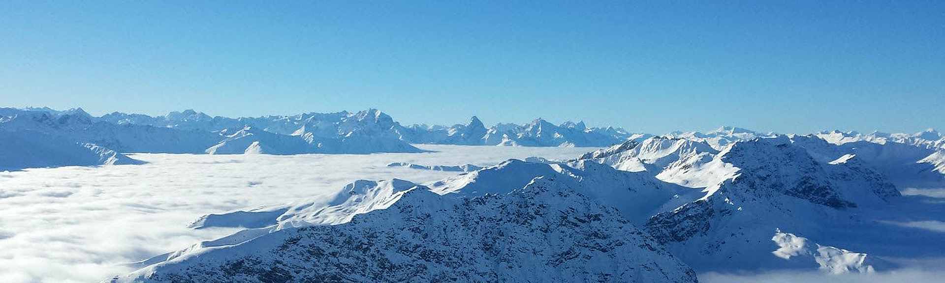 Alpi svizzere sopra un mare di nebbia
